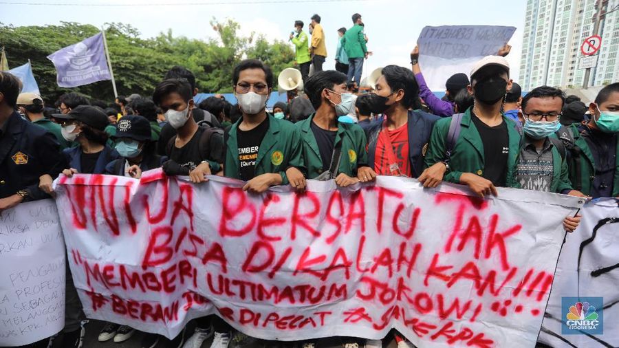 Ratusan mahasiswa yang tergabung dalam Aliansi BEM Seluruh Indonesia (BEM SI) dan GASAK terlibat aksi dorong-dorongan dengan aparat Kepolisian saat menggelar aksi di sekitar Gedung Merah Putih KPK di Jakarta, Senin (27/9/2021). (CNBC Indonesia/Andrean Kristianto)