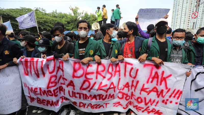 Ratusan mahasiswa yang tergabung dalam Aliansi BEM Seluruh Indonesia (BEM SI) dan GASAK terlibat aksi dorong-dorongan dengan aparat Kepolisian saat menggelar aksi di sekitar Gedung Merah Putih KPK di Jakarta, Senin (27/9/2021). (CNBC Indonesia/Andrean Kristianto)