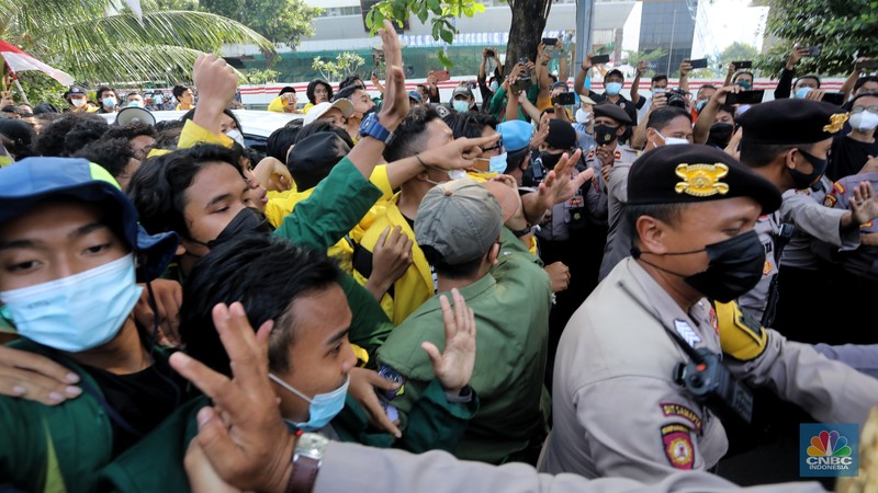 Ratusan mahasiswa yang tergabung dalam Aliansi BEM Seluruh Indonesia (BEM SI) dan GASAK terlibat aksi dorong-dorongan dengan aparat Kepolisian saat menggelar aksi di sekitar Gedung Merah Putih KPK di Jakarta, Senin (27/9/2021). (CNBC Indonesia/Andrean Kristianto)