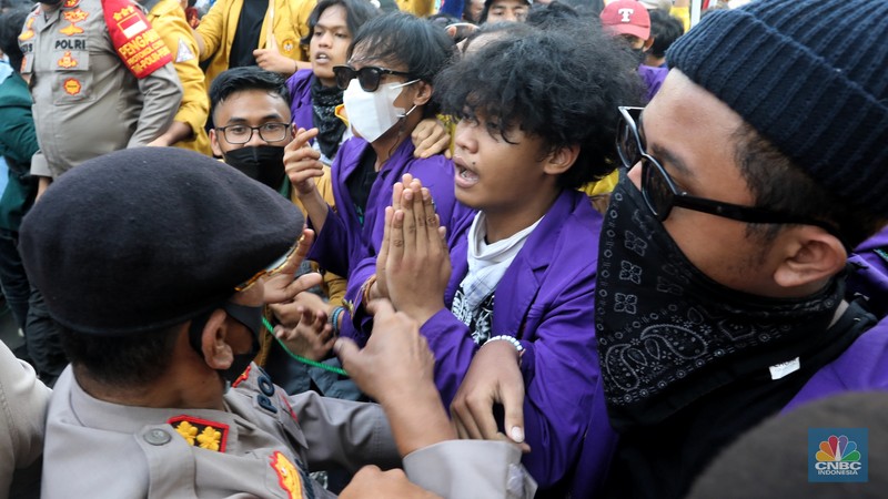 Ratusan mahasiswa yang tergabung dalam Aliansi BEM Seluruh Indonesia (BEM SI) dan GASAK terlibat aksi dorong-dorongan dengan aparat Kepolisian saat menggelar aksi di sekitar Gedung Merah Putih KPK di Jakarta, Senin (27/9/2021). (CNBC Indonesia/Andrean Kristianto) Ratusan mahasiswa yang tergabung dalam Aliansi BEM Seluruh Indonesia (BEM SI) dan GASAK terlibat aksi dorong-dorongan dengan aparat Kepolisian saat menggelar aksi di sekitar Gedung Merah Putih KPK di Jakarta, Senin (27/9/2021). (CNBC Indonesia/Andrean Kristianto)