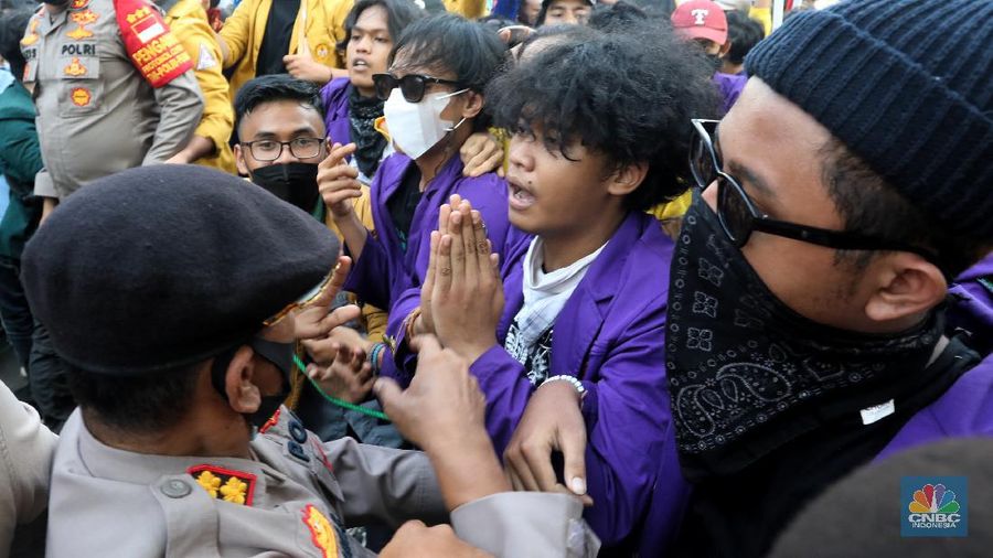 Ratusan mahasiswa yang tergabung dalam Aliansi BEM Seluruh Indonesia (BEM SI) dan GASAK terlibat aksi dorong-dorongan dengan aparat Kepolisian saat menggelar aksi di sekitar Gedung Merah Putih KPK di Jakarta, Senin (27/9/2021). (CNBC Indonesia/Andrean Kristianto)