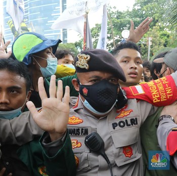 Demo di Depan KPK Makin Ramai, Aksi Saling Dorong Terjadi