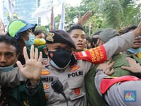 Demo di Depan KPK Makin Ramai, Aksi Saling Dorong Terjadi