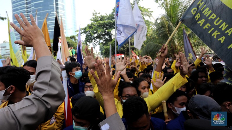 Ratusan mahasiswa yang tergabung dalam Aliansi BEM Seluruh Indonesia (BEM SI) dan GASAK terlibat aksi dorong-dorongan dengan aparat Kepolisian saat menggelar aksi di sekitar Gedung Merah Putih KPK di Jakarta, Senin (27/9/2021). (CNBC Indonesia/Andrean Kristianto) Ratusan mahasiswa yang tergabung dalam Aliansi BEM Seluruh Indonesia (BEM SI) dan GASAK terlibat aksi dorong-dorongan dengan aparat Kepolisian saat menggelar aksi di sekitar Gedung Merah Putih KPK di Jakarta, Senin (27/9/2021). (CNBC Indonesia/Andrean Kristianto)