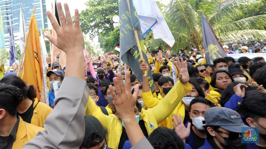 Ratusan mahasiswa yang tergabung dalam Aliansi BEM Seluruh Indonesia (BEM SI) dan GASAK terlibat aksi dorong-dorongan dengan aparat Kepolisian saat menggelar aksi di sekitar Gedung Merah Putih KPK di Jakarta, Senin (27/9/2021). (CNBC Indonesia/Andrean Kristianto)