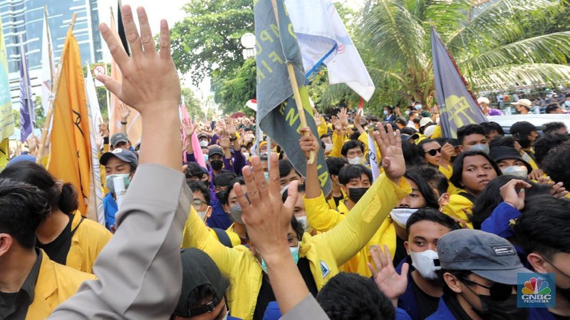 Ratusan mahasiswa yang tergabung dalam Aliansi BEM Seluruh Indonesia (BEM SI) dan GASAK terlibat aksi dorong-dorongan dengan aparat Kepolisian saat menggelar aksi di sekitar Gedung Merah Putih KPK di Jakarta, Senin (27/9/2021). (CNBC Indonesia/Andrean Kristianto)