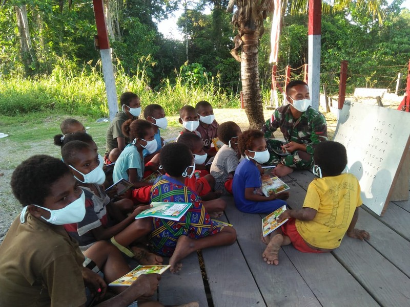 Satgas Yonif Mekanis 512/QY berikan tambahan pelajaran kepada anak-anak di perbatasan Papua. Ist Satgas Yonif Mekanis 512/QY berikan tambahan pelajaran kepada anak-anak di perbatasan Papua. Ist