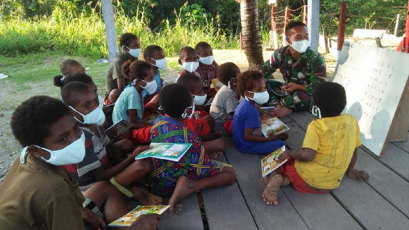 Satgas Yonif Mekanis 512/QY berikan tambahan pelajaran kepada anak-anak di perbatasan Papua. Ist