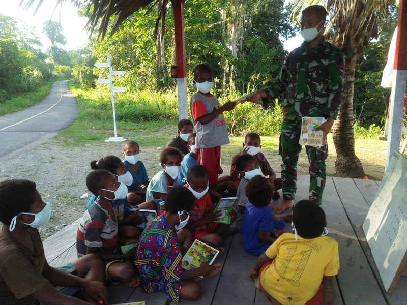 Satgas Yonif Mekanis 512/QY berikan tambahan pelajaran kepada anak-anak di perbatasan Papua. Ist