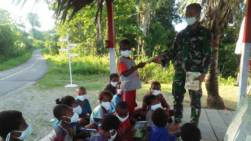 Satgas Yonif Mekanis 512/QY berikan tambahan pelajaran kepada anak-anak di perbatasan Papua. Ist