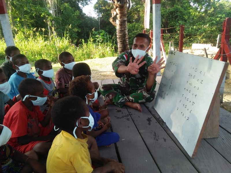 Satgas Yonif Mekanis 512/QY berikan tambahan pelajaran kepada anak-anak di perbatasan Papua. Ist