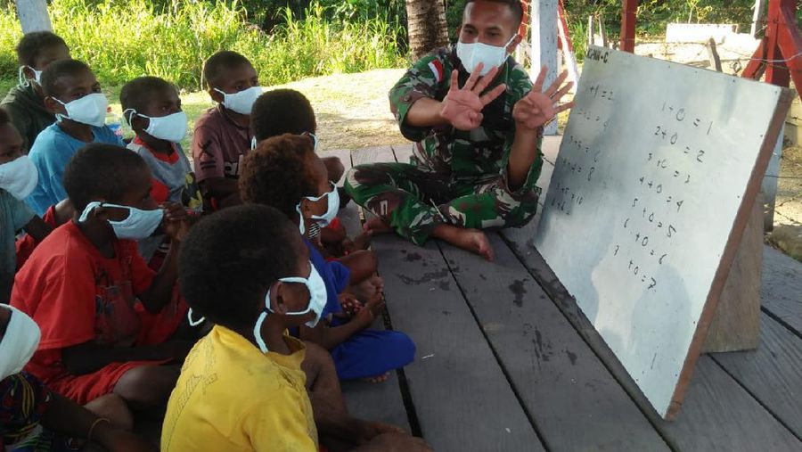 Satgas Yonif Mekanis 512/QY berikan tambahan pelajaran kepada anak-anak di perbatasan Papua. Ist