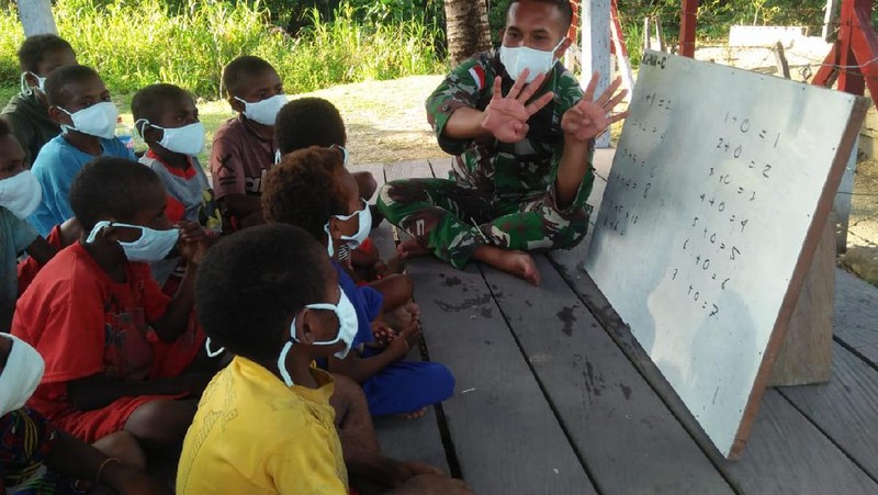 Satgas Yonif Mekanis 512/QY berikan tambahan pelajaran kepada anak-anak di perbatasan Papua. Ist