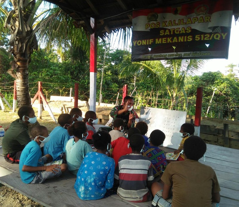 Satgas Yonif Mekanis 512/QY berikan tambahan pelajaran kepada anak-anak di perbatasan Papua. Ist Satgas Yonif Mekanis 512/QY berikan tambahan pelajaran kepada anak-anak di perbatasan Papua. Ist