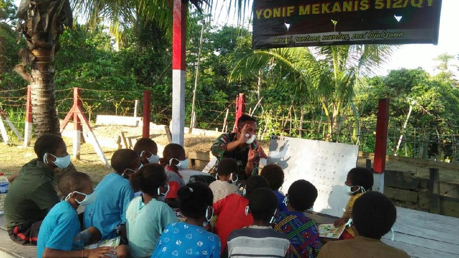 Satgas Yonif Mekanis 512/QY berikan tambahan pelajaran kepada anak-anak di perbatasan Papua. Ist