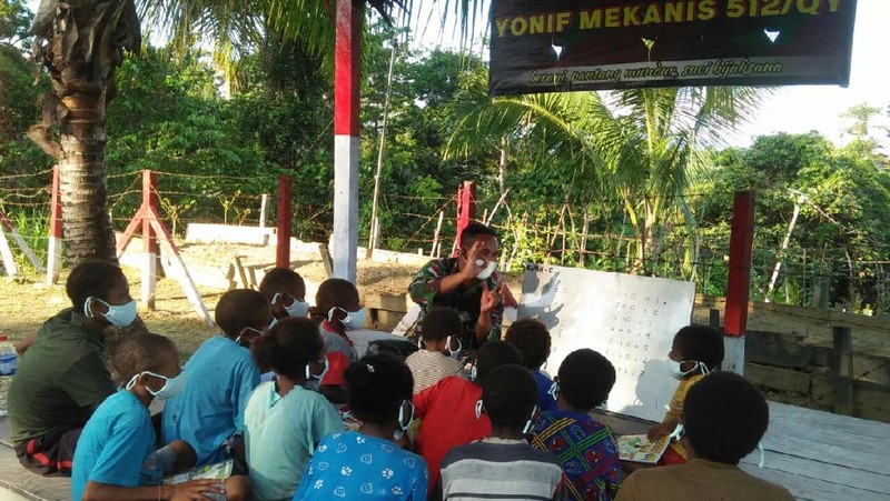 Satgas Yonif Mekanis 512/QY berikan tambahan pelajaran kepada anak-anak di perbatasan Papua. Ist