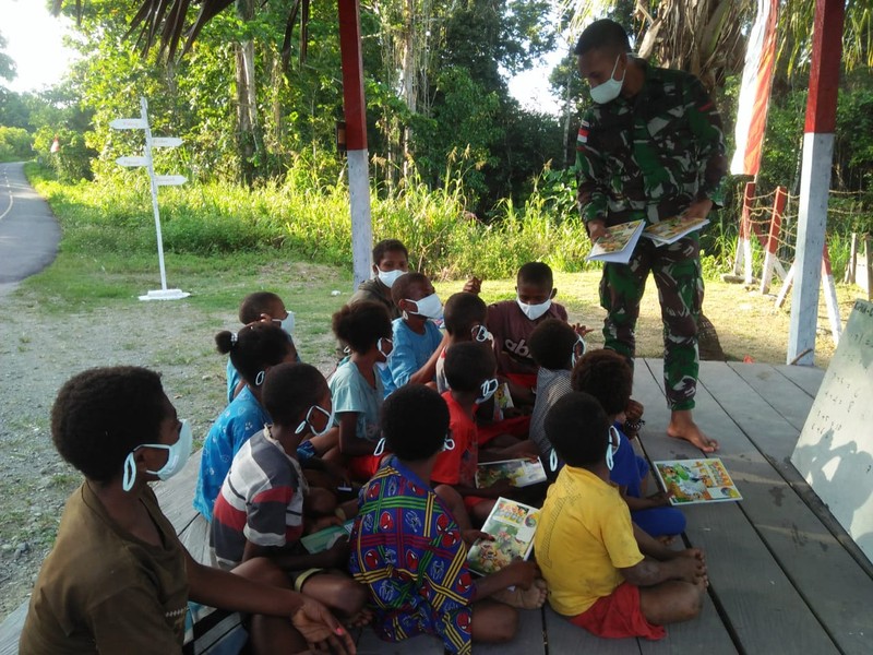 Satgas Yonif Mekanis 512/QY berikan tambahan pelajaran kepada anak-anak di perbatasan Papua. Ist