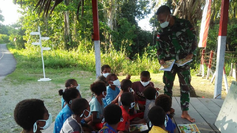 Satgas Yonif Mekanis 512/QY berikan tambahan pelajaran kepada anak-anak di perbatasan Papua. Ist