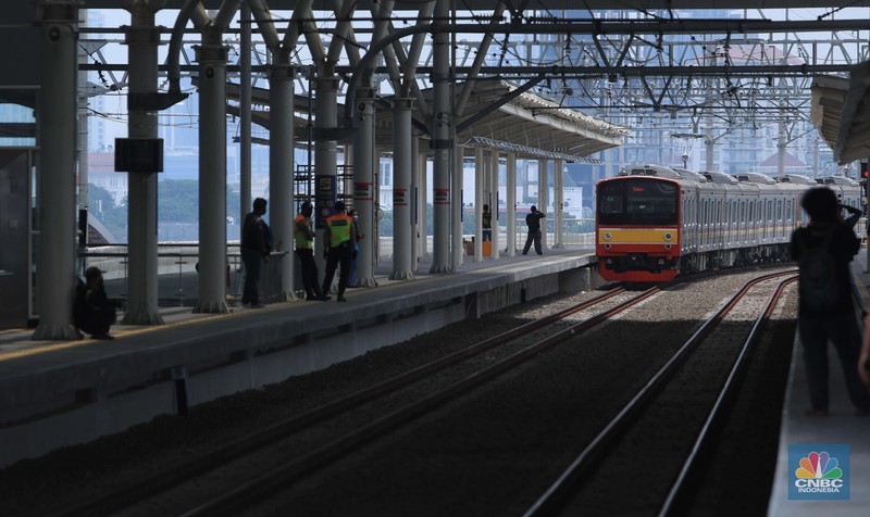 Kondisi di Stasiun Manggarai Jakarta Selatan pada Kamis (28/5/2020) terpantau masih ramai. Banyak warga yang berlalu lalang meski masih memasuki pelaksanaan Pembatasan Sosial Berskala Besar atau PSBB dan akan berakhir 4 Juni 2020 di DKI Jakarta.
 
Di stasiun, para pengguna KRL khususnya dari sejumlah daerah penyangga Jakarta masih banyak berdatangan ke Ibu Kota saat jam kerja.
 
Dari pantauan CNBC Indonesia dilapangan, Kamis (28/5/2020), penumpang di Stasiun Manggarai terdiri dari berbagai macam kalangan. Mulai dari orang dewasa hingga anak-anak masih terlihat bepergian menggunakan KRL.
 
Sementara itu, tampak petugas keamanan stasiun akan menegur penumpang jika tak menggunakan masker dan tidak menerapkan physical distancing atau menjaga jarak.
 
Kendati begitu, situasi di Stasiun Manggarai tidak sepadat di saat-saat jam kerja. Penumpang di dalam kereta pun terlihat relatif sepi.
 
Untuk diketahui sebelumnya, PSBB untuk memutus penyebaran virus Corona atau Covid-19 belum dapat diterapkan 100%.
 

Begitu juga dengan tulisan larangan duduk atau saling menjaga jarak saat berada di dalam gerbong. Sesuai aturan moda transportasi saat masa PSBB, KRL harus membatasi jadwal kereta begitu juga kapasitas penumpangnya, yakni maksimal 50% dari jumlah normal. (CNBC Indonesia/ Tri Susilo)