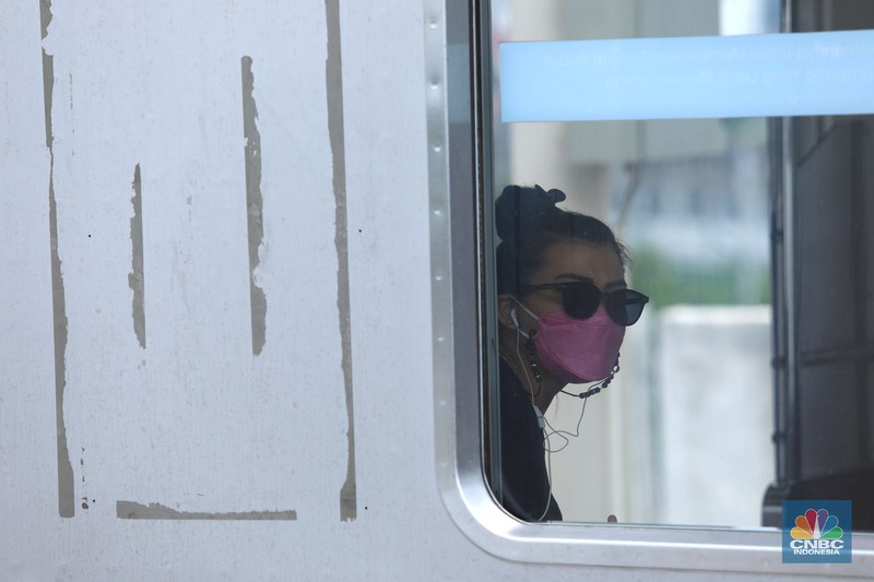 Penumpang KRL di Stasiun Manggarai (CNBC Indonesia/ Tri Susilo) Kondisi di Stasiun Manggarai Jakarta Selatan pada Kamis (28/5/2020) terpantau masih ramai. Banyak warga yang berlalu lalang meski masih memasuki pelaksanaan Pembatasan Sosial Berskala Besar atau PSBB dan akan berakhir 4 Juni 2020 di DKI Jakarta.
Di stasiun, para pengguna KRL khususnya dari sejumlah daerah penyangga Jakarta masih banyak berdatangan ke Ibu Kota saat jam kerja.
Dari pantauan CNBC Indonesia dilapangan, Kamis (28/5/2020), penumpang di Stasiun Manggarai terdiri dari berbagai macam kalangan. Mulai dari orang dewasa hingga anak-anak masih terlihat bepergian menggunakan KRL.
Sementara itu, tampak petugas keamanan stasiun akan menegur penumpang jika tak menggunakan masker dan tidak menerapkan physical distancing atau menjaga jarak.
Kendati begitu, situasi di Stasiun Manggarai tidak sepadat di saat-saat jam kerja. Penumpang di dalam kereta pun terlihat relatif sepi.
Untuk diketahui sebelumnya, PSBB untuk memutus penyebaran virus Corona atau Covid-19 belum dapat diterapkan 100%.
Begitu juga dengan tulisan larangan duduk atau saling menjaga jarak saat berada di dalam gerbong. Sesuai aturan moda transportasi saat masa PSBB, KRL harus membatasi jadwal kereta begitu juga kapasitas penumpangnya, yakni maksimal 50% dari jumlah normal. (CNBC Indonesia/ Tri Susilo)