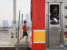 Naik KRL Wajib Bawa Sertifikat Vaksin, Fisik atau Digital!