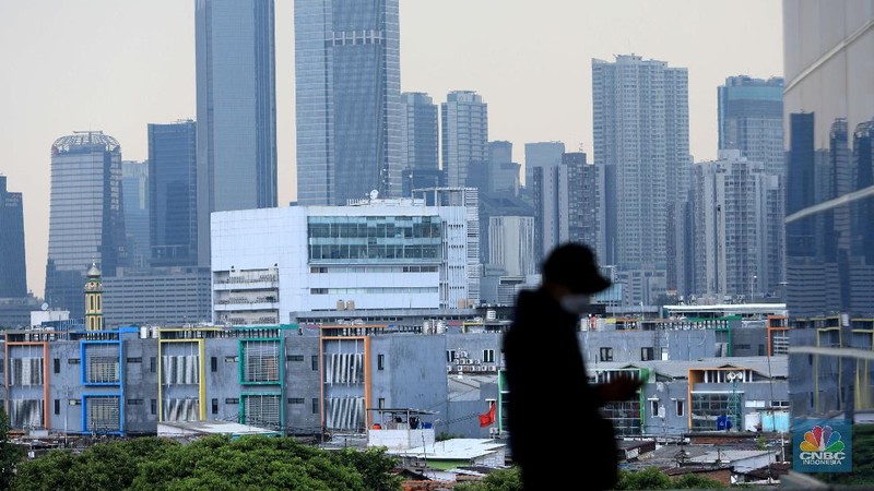 Kondisi di Stasiun Manggarai Jakarta Selatan pada Kamis (28/5/2020) terpantau masih ramai. Banyak warga yang berlalu lalang meski masih memasuki pelaksanaan Pembatasan Sosial Berskala Besar atau PSBB dan akan berakhir 4 Juni 2020 di DKI Jakarta.
 
Di stasiun, para pengguna KRL khususnya dari sejumlah daerah penyangga Jakarta masih banyak berdatangan ke Ibu Kota saat jam kerja.
 
Dari pantauan CNBC Indonesia dilapangan, Kamis (28/5/2020), penumpang di Stasiun Manggarai terdiri dari berbagai macam kalangan. Mulai dari orang dewasa hingga anak-anak masih terlihat bepergian menggunakan KRL.
 
Sementara itu, tampak petugas keamanan stasiun akan menegur penumpang jika tak menggunakan masker dan tidak menerapkan physical distancing atau menjaga jarak.
 
Kendati begitu, situasi di Stasiun Manggarai tidak sepadat di saat-saat jam kerja. Penumpang di dalam kereta pun terlihat relatif sepi.
 
Untuk diketahui sebelumnya, PSBB untuk memutus penyebaran virus Corona atau Covid-19 belum dapat diterapkan 100%.
 

Begitu juga dengan tulisan larangan duduk atau saling menjaga jarak saat berada di dalam gerbong. Sesuai aturan moda transportasi saat masa PSBB, KRL harus membatasi jadwal kereta begitu juga kapasitas penumpangnya, yakni maksimal 50% dari jumlah normal. (CNBC Indonesia/ Tri Susilo)