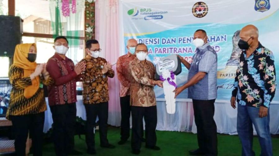 BPJS Ketenagakerjaan Serahkan Piala dan Hadiah ke Pemkab Raja Ampat. Ist