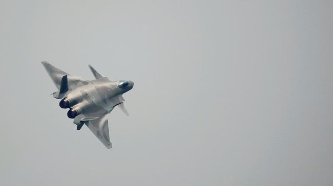 “China’s Aggressive Fighter Jet Maneuvers in South China Sea | CNBC Indonesia News”