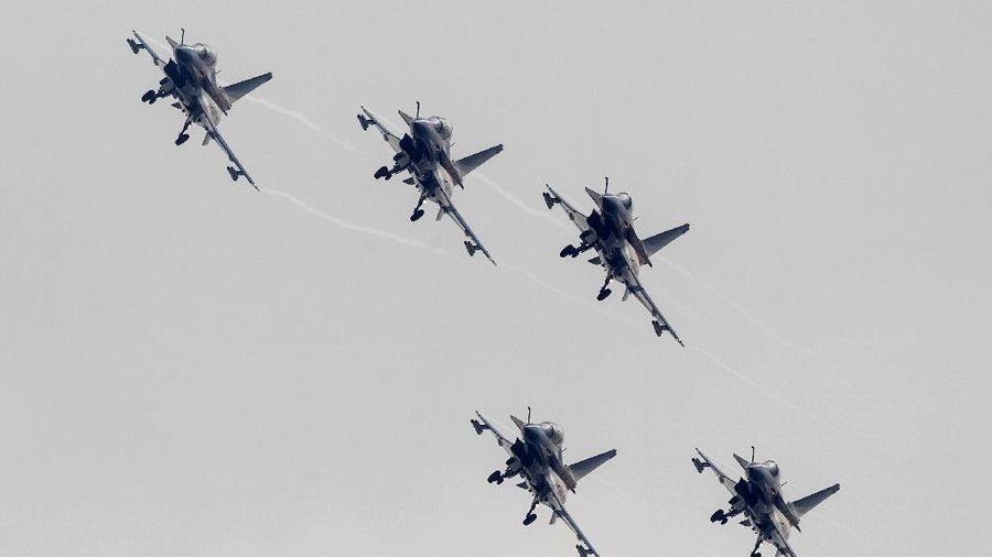 Jet tempur J-16D China. (REUTERS/ALY SONG)