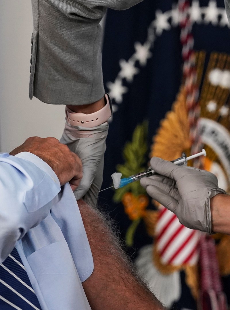 Joe Biden terima suntikan vaksin Booster. (REUTERS/KEVIN LAMARQUE