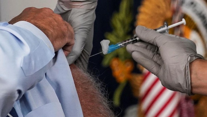 Joe Biden terima suntikan vaksin Booster. (REUTERS/KEVIN LAMARQUE