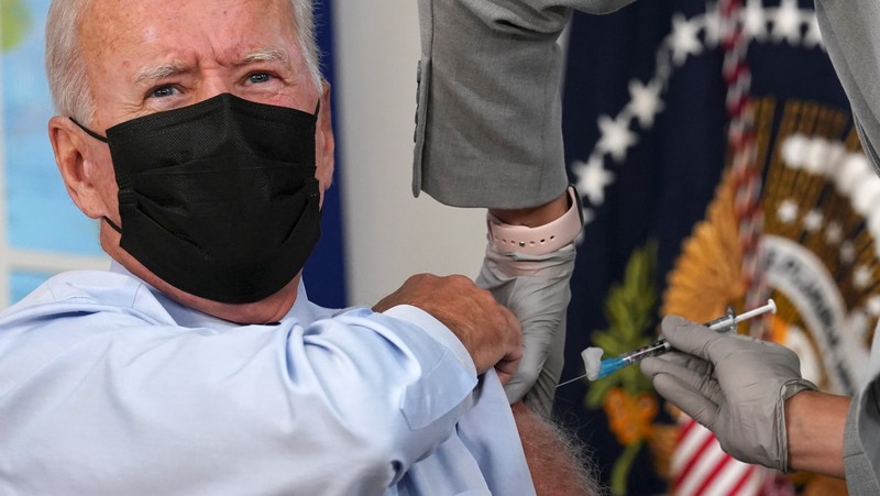 Joe Biden terima suntikan vaksin Booster. (REUTERS/KEVIN LAMARQUE