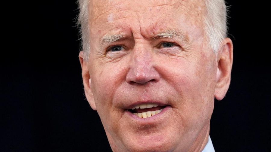 Joe Biden terima suntikan vaksin Booster. (REUTERS/KEVIN LAMARQUE