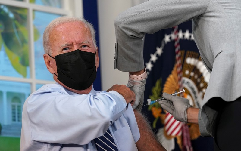 Joe Biden terima suntikan vaksin Booster. (REUTERS/KEVIN LAMARQUE