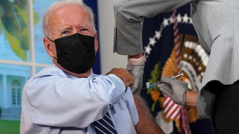 Joe Biden terima suntikan vaksin Booster. (REUTERS/KEVIN LAMARQUE