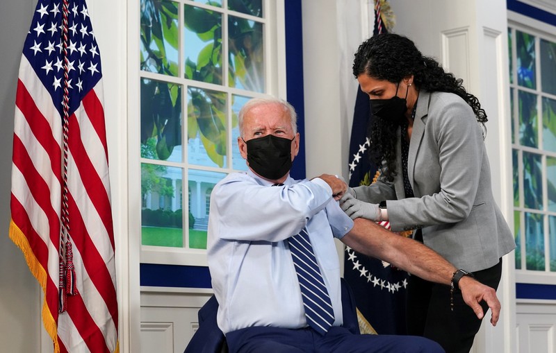 Joe Biden terima suntikan vaksin Booster. (REUTERS/KEVIN LAMARQUE