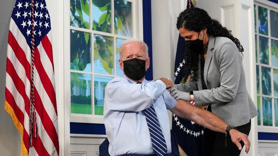 Joe Biden terima suntikan vaksin Booster. (REUTERS/KEVIN LAMARQUE