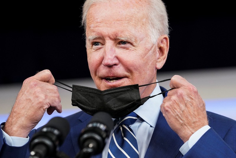 Joe Biden terima suntikan vaksin Booster. (REUTERS/KEVIN LAMARQUE
