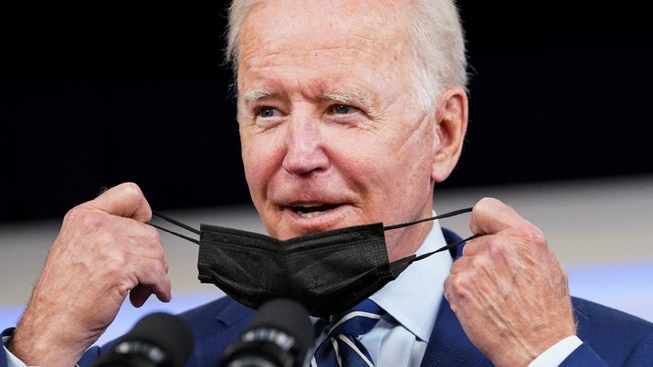 Joe Biden terima suntikan vaksin Booster. (REUTERS/KEVIN LAMARQUE