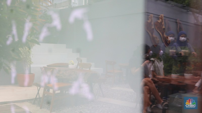 Pekerja berkebutuhan khusus berkomunikasi dengan bahasa SIBI saat bekerja di Serona Coffee Shop, Tangerang Selatan, Selasa (28/9/2021). (CNBC Indonesia/Andrean Kristianto) Pekerja berkebutuhan khusus berkomunikasi dengan bahasa SIBI saat bekerja di Serona Coffee Shop, Tangerang Selatan, Selasa (28/9/2021). (CNBC Indonesia/Andrean Kristianto)