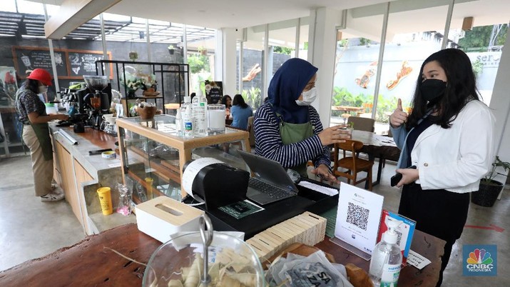 Pekerja berkebutuhan khusus berkomunikasi dengan bahasa SIBI saat bekerja di Serona Coffee Shop, Tangerang Selatan, Selasa (28/9/2021).  (CNBC Indonesia/Andrean Kristianto)