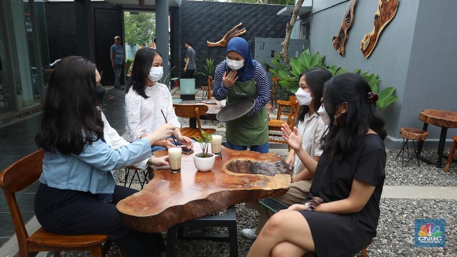 Pekerja berkebutuhan khusus berkomunikasi dengan bahasa SIBI saat bekerja di Serona Coffee Shop, Tangerang Selatan, Selasa (28/9/2021).  (CNBC Indonesia/Andrean Kristianto)
