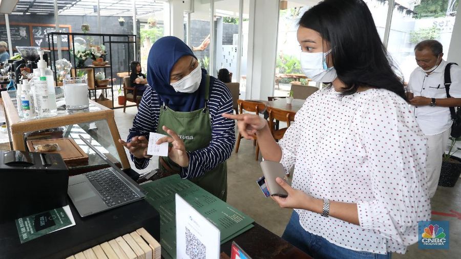 Pekerja berkebutuhan khusus berkomunikasi dengan bahasa SIBI saat bekerja di Serona Coffee Shop, Tangerang Selatan, Selasa (28/9/2021).  (CNBC Indonesia/Andrean Kristianto)
