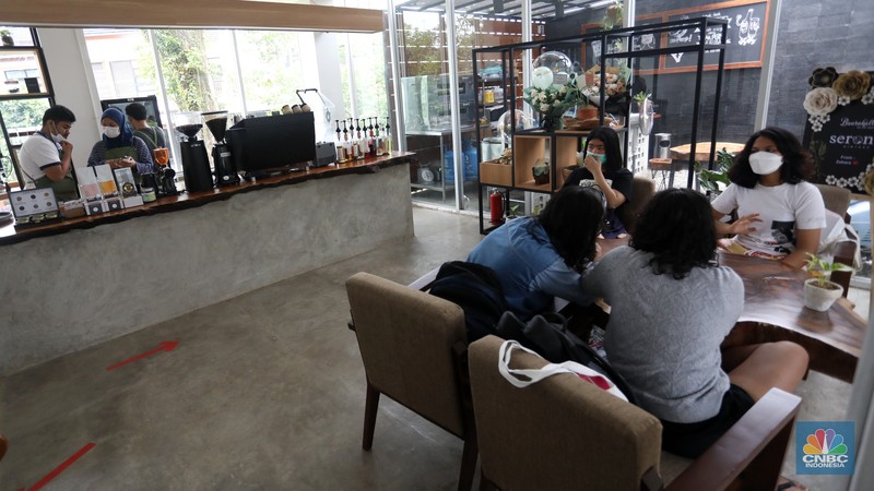 Pekerja berkebutuhan khusus berkomunikasi dengan bahasa SIBI saat bekerja di Serona Coffee Shop, Tangerang Selatan, Selasa (28/9/2021). (CNBC Indonesia/Andrean Kristianto) Pekerja berkebutuhan khusus berkomunikasi dengan bahasa SIBI saat bekerja di Serona Coffee Shop, Tangerang Selatan, Selasa (28/9/2021). (CNBC Indonesia/Andrean Kristianto)