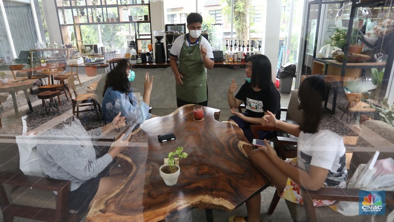 Pekerja berkebutuhan khusus berkomunikasi dengan bahasa SIBI saat bekerja di Serona Coffee Shop, Tangerang Selatan, Selasa (28/9/2021). (CNBC Indonesia/Andrean Kristianto) Pekerja berkebutuhan khusus berkomunikasi dengan bahasa SIBI saat bekerja di Serona Coffee Shop, Tangerang Selatan, Selasa (28/9/2021). (CNBC Indonesia/Andrean Kristianto)