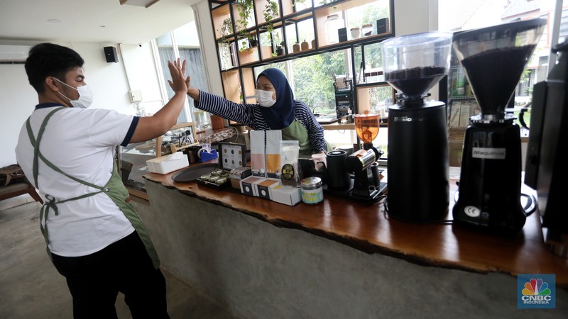 Pekerja berkebutuhan khusus berkomunikasi dengan bahasa SIBI saat bekerja di Serona Coffee Shop, Tangerang Selatan, Selasa (28/9/2021). (CNBC Indonesia/Andrean Kristianto) Pekerja berkebutuhan khusus berkomunikasi dengan bahasa SIBI saat bekerja di Serona Coffee Shop, Tangerang Selatan, Selasa (28/9/2021). (CNBC Indonesia/Andrean Kristianto)