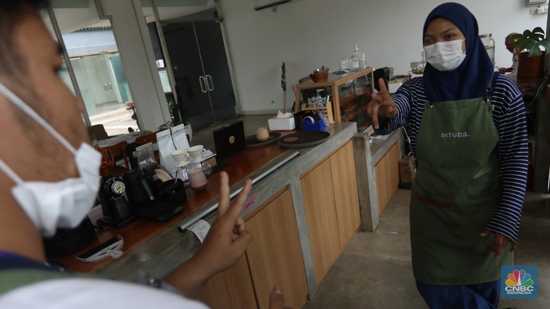 Pekerja berkebutuhan khusus berkomunikasi dengan bahasa SIBI saat bekerja di Serona Coffee Shop, Tangerang Selatan, Selasa (28/9/2021). (CNBC Indonesia/Andrean Kristianto) Pekerja berkebutuhan khusus berkomunikasi dengan bahasa SIBI saat bekerja di Serona Coffee Shop, Tangerang Selatan, Selasa (28/9/2021). (CNBC Indonesia/Andrean Kristianto)