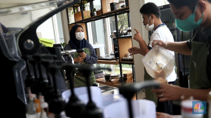 Pekerja berkebutuhan khusus berkomunikasi dengan bahasa SIBI saat bekerja di Serona Coffee Shop, Tangerang Selatan, Selasa (28/9/2021).  (CNBC Indonesia/Andrean Kristianto)