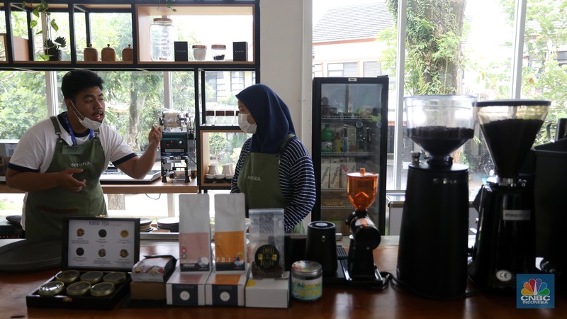 Pekerja berkebutuhan khusus berkomunikasi dengan bahasa SIBI saat bekerja di Serona Coffee Shop, Tangerang Selatan, Selasa (28/9/2021).  (CNBC Indonesia/Andrean Kristianto)