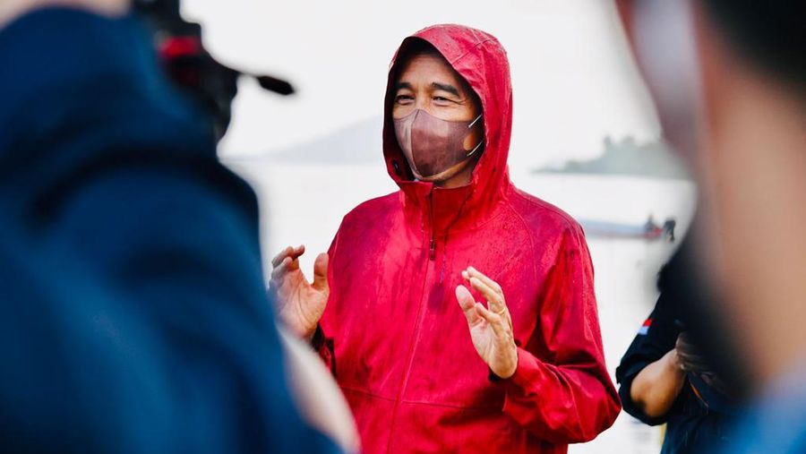 Presiden Joko Widodo menanam Mangrove bersama masyarakat di Batam. (Dok: Biro Pers Sekretariat Presiden)